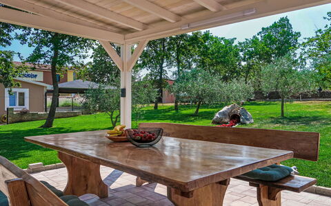 Villa Majmajola: Arbuste, Jardin, Ombre, Pelouse, Mobilier De Jardin, Arrière-Cour, Aménagement Paysager, Cour, Biens, Chaise