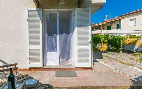 Casa Rico: Arbuste, Jardin, Ombre, Pelouse, Mobilier De Jardin, Arrière-Cour, Aménagement Paysager, Cour, Biens, Chaise