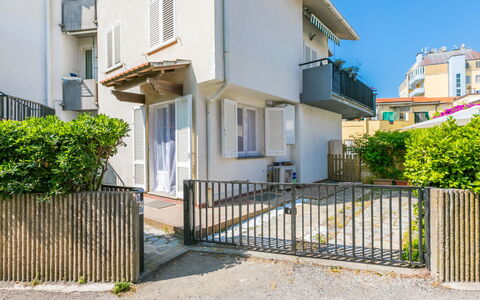 Casa Rico: Arbuste, Jardin, Ombre, Pelouse, Mobilier De Jardin, Arrière-Cour, Aménagement Paysager, Cour, Biens, Chaise