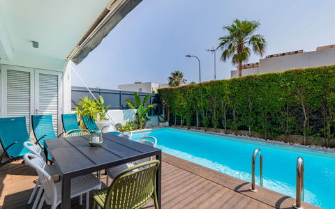Miguel Vip Properties: Arbuste, Jardin, Ombre, Pelouse, Mobilier De Jardin, Arrière-Cour, Aménagement Paysager, Cour, Biens, Chaise