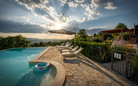 Casale Sunset: Piscine, Paysage, Lumière Du Soleil, Eco Hôtel, Recours, Mobilier De Jardin, Loisir, Aménagement Paysager, Soirée, Parapluie