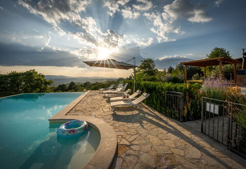 Casale Sunset: Piscine, Paysage, Lumière Du Soleil, Eco Hôtel, Recours, Mobilier De Jardin, Loisir, Aménagement Paysager, Soirée, Parapluie
