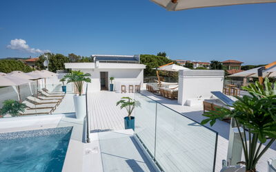 Suite Pineto Pool And Seaside: Recours, Piscine, Design Urbain, Domicile, Parapluie, Ombre, Mobilier De Jardin, Appartement, Biens, Eco Hôtel