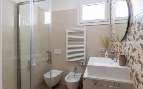 Perla Costa Conero: Salle De Bains, Lavabo, Design Intérieur, Sol, Luminaire Plomberie, Sol, Mur, Évier, Toilette, Robinet