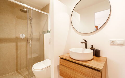 Es Camp Jeu: Salle De Bains, Luminaire Plomberie, Sol, Sol, Design Intérieur, Lavabo, Armoire De Toilette, Miroir, Toilette, Évier