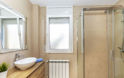 Together: Salle De Bains, Design Intérieur, Sol, Sol, Luminaire Plomberie, Mur, Bois, Miroir, Robinet, Pièce