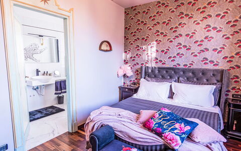 Umbriancevilla: Meubles, Design Intérieur, Chambre, Drap De Lit, Literie, Lit, Pièce, Textile, Linge, Sol