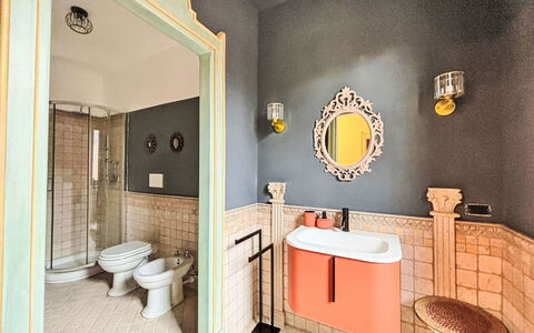 Umbriancevilla: Mur, Luminaire Plomberie, Design Intérieur, Sol, Salle De Bains, Sol, Miroir, Plomberie, Robinet, Évier