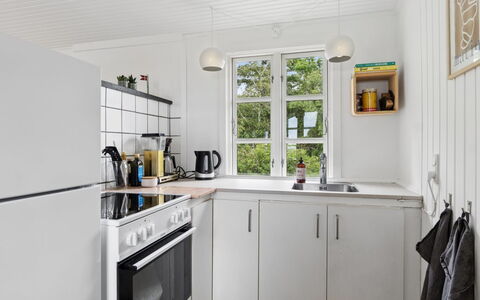 Catalin - 50M from the Sea: Appareil De Cuisine, Cuisine, Comptoir, Principaux Appliance, Sol, Design Intérieur, Bois, Électroménager, Cabinetry, Cuisinière