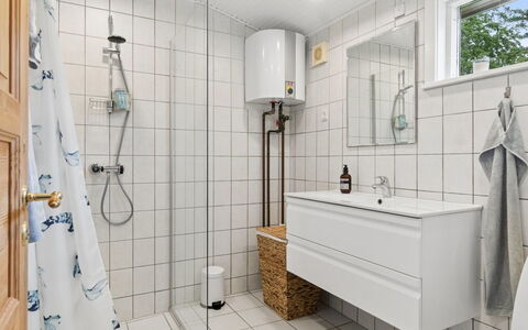 Catalin - 50M from the Sea: Sol, Sol, Luminaire Plomberie, Design Intérieur, Salle De Bains, Plomberie, Tuile, Évier, Robinet, Toilette