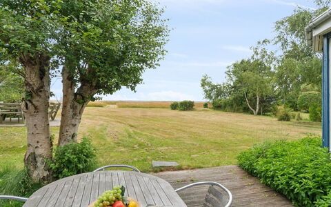 Catalin - 50M from the Sea: Herbe, Vert, Meubles, Arbuste, Prairie, Lot Terre, Table, Jardin, Mobilier De Jardin