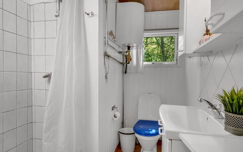 Goodje - 400M from the Sea: Luminaire Plomberie, Salle De Bains, Toilette, Siège De Toilette, Design Intérieur, Sol, Évier, Plomberie, Sol, Lavabo
