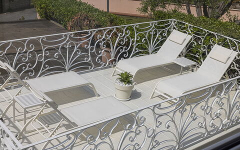 Villa Solaris: Balcon, Pot De Fleur, Métal, Le Fer, Balustrade, Mobilier De Jardin, Plante D'Appartement, Balustre, Acier, Tableau De Plein Air