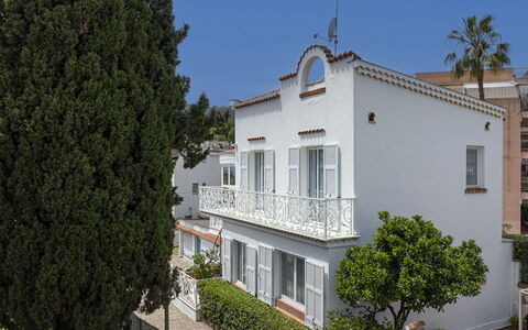 Villa Solaris: Zone Résidentielle, Maison, Domicile, Établissements Humains, Balcon, Biens, Clôture, Villa, Porche