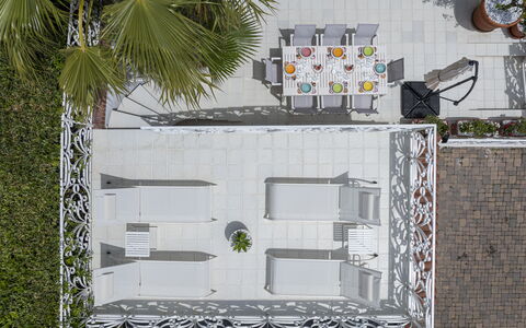 Villa Solaris: Meubles, Mobilier De Jardin, Chaise, Table, Tableau De Plein Air, Pot De Fleur, Ombre, Balcon, Cour