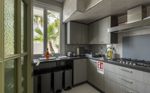 Villa Solaris: Appareil De Cuisine, Cuisine, Comptoir, Principaux Appliance, Cuisinière, Cabinetry, Électroménager, Meubles, Le Fourneau, Design Intérieur