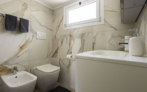 Villa Solaris: Sol, Luminaire Plomberie, Sol, Salle De Bains, Design Intérieur, Siège De Toilette, Toilette, Plomberie, Robinet, Évier