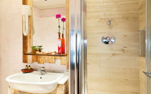 Il Canto Del Maggio: Salle De Bains, Lavabo, Luminaire Plomberie, Bois, Miroir, Design Intérieur, Sol, Robinet, Évier, Plomberie
