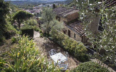 Il Canto Del Maggio: Végétation, Arbuste, Maison, Zone Résidentielle, Paysage, Zone Rurale, Toit, Printemps, Jardin