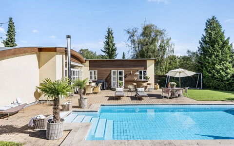 Mads - 1.2Km from the Sea: Piscine, Recours, Mobilier De Jardin, Composite, Biens, Loisir, Jardin, Chaise, Parapluie, Ombre