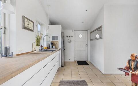 Mads - 1.2Km from the Sea: Sol, Sol, Bois, Design Intérieur, Parquet, Comptoir, Principaux Appliance, Cuisine, Plafond, Domicile