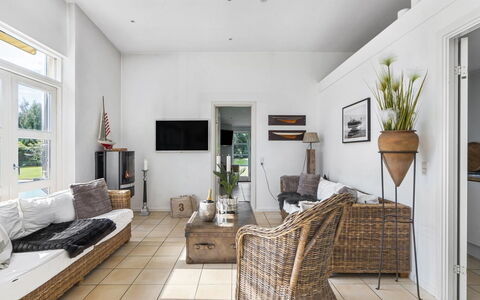 Mads - 1.2Km from the Sea: Meubles, Sol, Canapé, Sol, Design Intérieur, Bois, Salon, Plafond, Table, Parquet