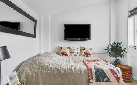 Mads - 1.2Km from the Sea: Meubles, Lit, Design Intérieur, Chambre, Mur, Literie, Drap De Lit, Pièce, Sol, Sol
