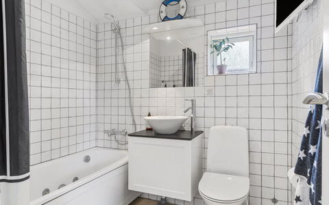 Mads - 1.2Km from the Sea: Salle De Bains, Luminaire Plomberie, Design Intérieur, Toilette, Évier, Siège De Toilette, Sol, Sol, Robinet, Tuile