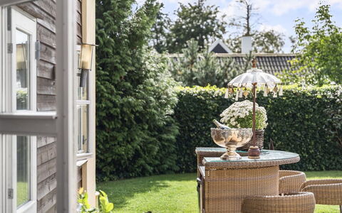 Mads - 1.2Km from the Sea: Meubles, Mobilier De Jardin, Arbuste, Jardin, Chaise, Tableau De Plein Air, Pot De Fleur, Osier, Cour