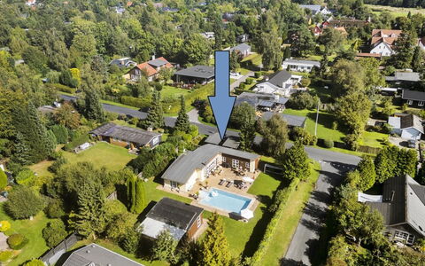 Mads - 1.2Km from the Sea: Zone Résidentielle, Vue Du Ciel, Piscine, Domicile, Design Urbain, Banlieue, Biens, Aménagement Paysager, Photographie Aérienne, Jardin
