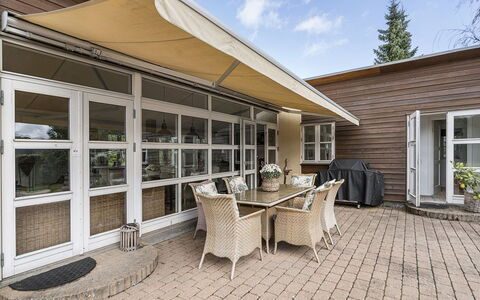 Mads - 1.2Km from the Sea: Bois, Meubles, Toit, Ombre, Domicile, Mobilier De Jardin, Chaise, Porte, Store, Porche