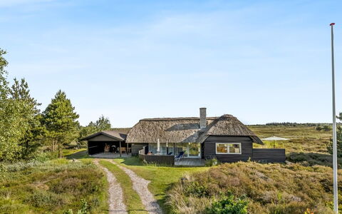 Esma - 3Km from the Sea: Bâtiment, Maison, Fenêtre, Domicile, Toit, Zone Résidentielle, Arbuste, Chalet, Lot Terre