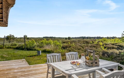 Esma - 3Km from the Sea: Bâtiment, Maison, Fenêtre, Domicile, Toit, Zone Résidentielle, Arbuste, Chalet, Lot Terre