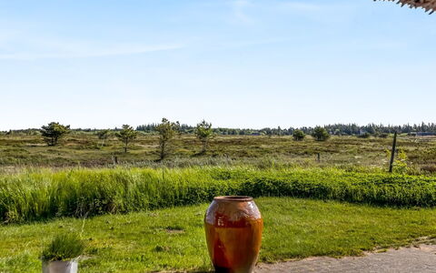 Esma - 3Km from the Sea: Bâtiment, Maison, Fenêtre, Domicile, Toit, Zone Résidentielle, Arbuste, Chalet, Lot Terre