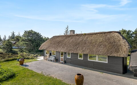 Esma - 3Km from the Sea: Bâtiment, Maison, Fenêtre, Domicile, Toit, Zone Résidentielle, Arbuste, Chalet, Lot Terre