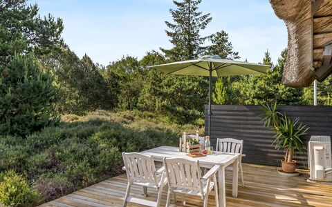 Esma - 3Km from the Sea: Bâtiment, Maison, Fenêtre, Domicile, Toit, Zone Résidentielle, Arbuste, Chalet, Lot Terre