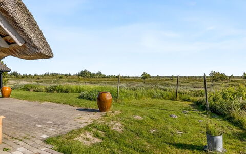 Esma - 3Km from the Sea: Bâtiment, Maison, Fenêtre, Domicile, Toit, Zone Résidentielle, Arbuste, Chalet, Lot Terre