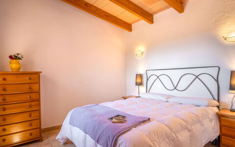 Reco de Can Pere Mas: Lit, Meubles, Design Intérieur, Chambre, Bois, Sol, Drap De Lit, Sol, Plafond, Literie