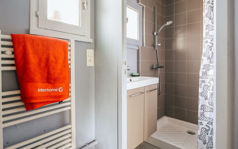Le Nyce: Mur, Luminaire Plomberie, Sol, Salle De Bains, Sol, Design Intérieur, Plomberie, Toilette, Pièce, Robinet