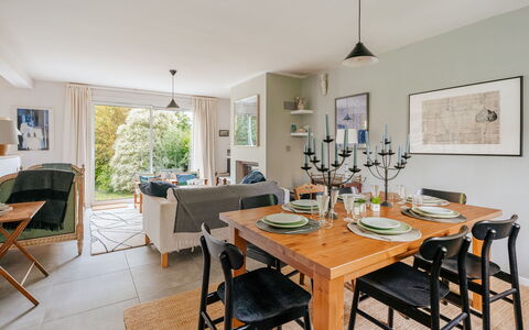 Le Nyce: Meubles, Design Intérieur, Chaise, Table, Bois, Table Cuisine Et Salle A Manger, Salle À Manger, Sol, Pièce, Cadre