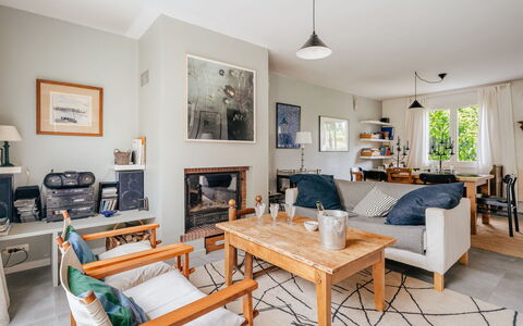 Le Nyce: Meubles, Design Intérieur, Sol, Canapé, Mur, Sol, Bois, Salon, Pièce, Plafond