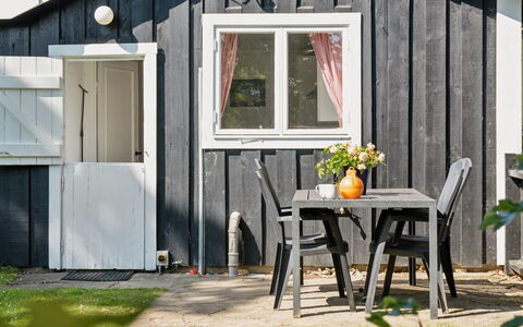 Aria - 1Km from the Sea: Meubles, Canapé, Design Intérieur, Sol, Salon, Sol, Throw Pillow, Pièce, Oreiller