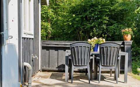 Aria - 1Km from the Sea: Meubles, Canapé, Design Intérieur, Sol, Salon, Sol, Throw Pillow, Pièce, Oreiller