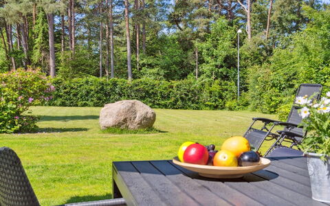 Aria - 1Km from the Sea: Végétation, Arbuste, Printemps, Chalet, Jardin, Ombre, Arrière-Cour, Cour, Chaise