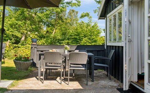 Aria - 1Km from the Sea: Végétation, Arbuste, Printemps, Chalet, Jardin, Ombre, Arrière-Cour, Cour, Chaise