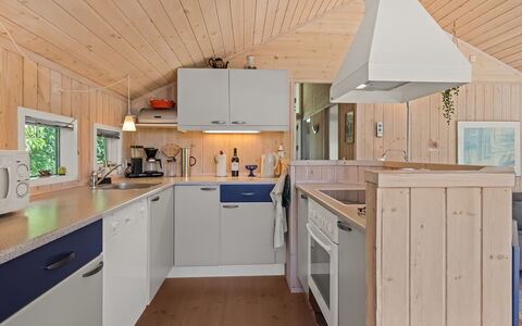 Leeve - 1.3Km from the Sea: Maison, Domicile, Porte, Toit, Chalet, Biens, Jardin, Ombre, Siding, Cour