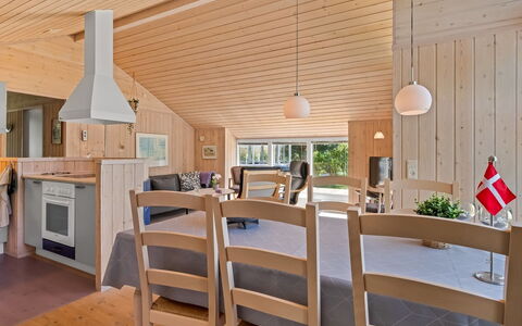 Leeve - 1.3Km from the Sea: Maison, Domicile, Porte, Toit, Chalet, Biens, Jardin, Ombre, Siding, Cour