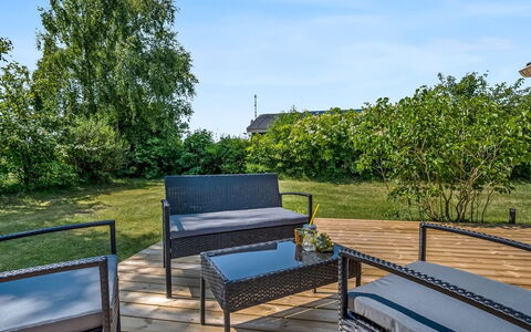 Leeve - 1.3Km from the Sea: Maison, Domicile, Porte, Toit, Chalet, Biens, Jardin, Ombre, Siding, Cour