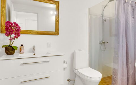 Nis - 900M from the Sea: Salle De Bains, Luminaire Plomberie, Sol, Sol, Design Intérieur, Toilette, Armoire De Toilette, Siège De Toilette, Plomberie, Robinet