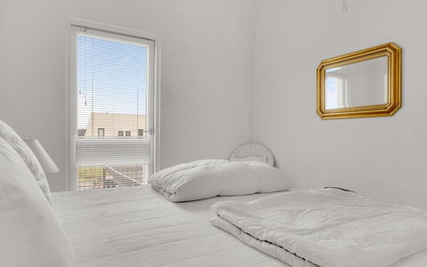 Nis - 900M from the Sea: Chambre, Design Intérieur, Lit, Literie, Drap De Lit, Sol, Linge, Plafond, Domicile, Pièce